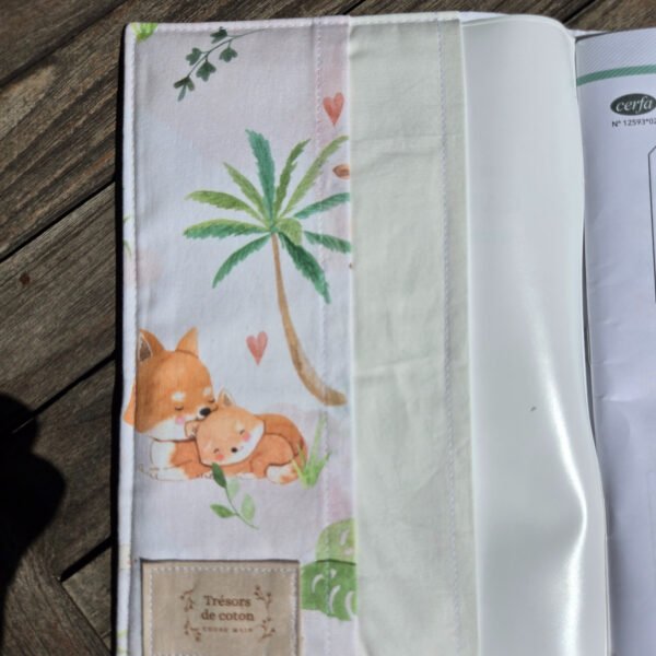 becb8492-a22f-43a6-bb72-d5d233059e2c Protège carnet de santé personnalisable