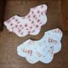 Lot de 2 bavoirs bébé 0-12 mois (motifs à choisir)