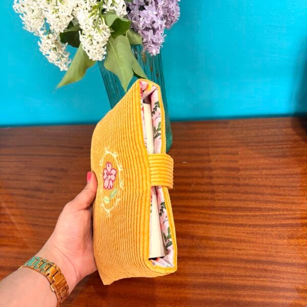 IMG_3674 Pochette à livre Jaune - Collection Médaillon